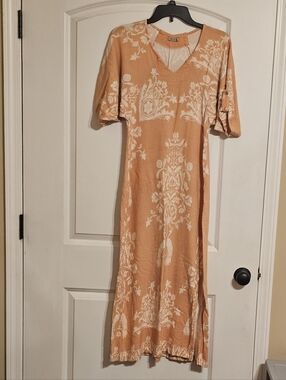 Nwot 😊Beautiful Pearl Peach  Maxi Dress with White Floral Print